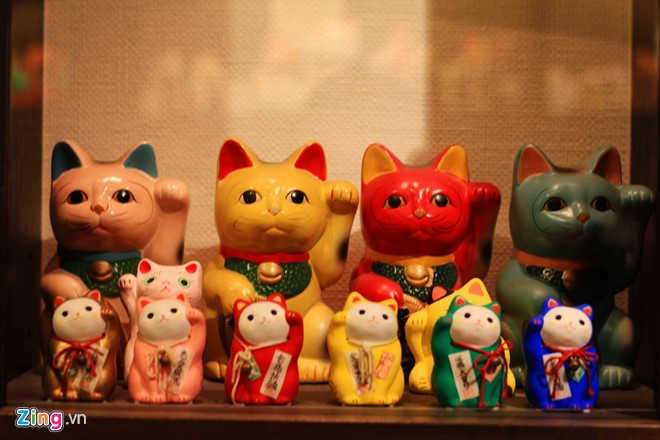 Mỗi màu sắc, mỗi cái chân giơ lên hay vật dụng cầm trong tay của Maneki Neko đều mang ý nghĩa khác nhau.